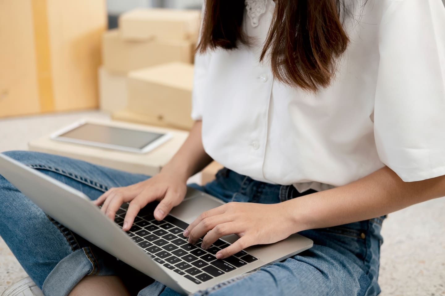 Frau mit Laptop arbeitet an ihrem Online Business