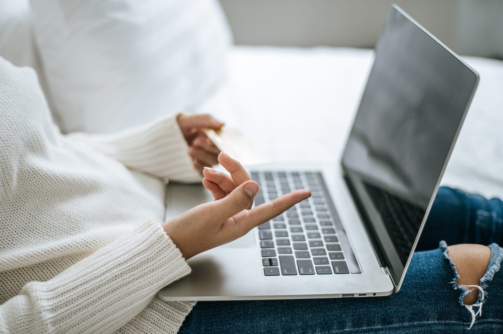 Frau zeigt auf Laptop - Google Fonts Abmahnung verhindern